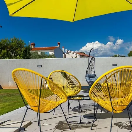 بيت للعطل 4 Bedroomstunning In بولا