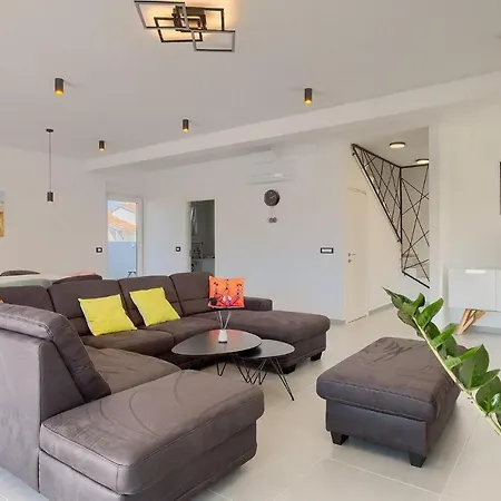 4 Bedroomstunning In بيت للعطل بولا