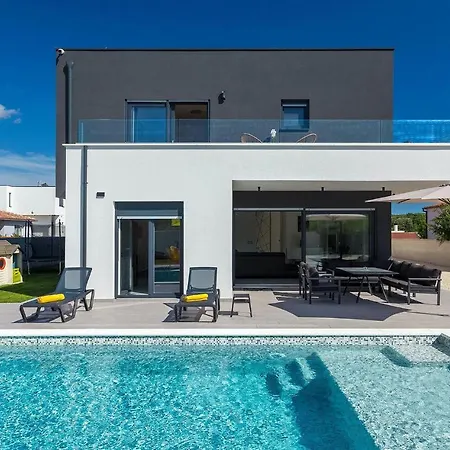 4 Bedroomstunning In بيت للعطل