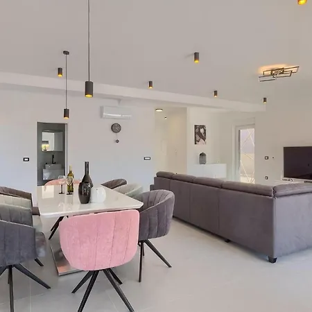 بيت للعطل 4 Bedroomstunning In
