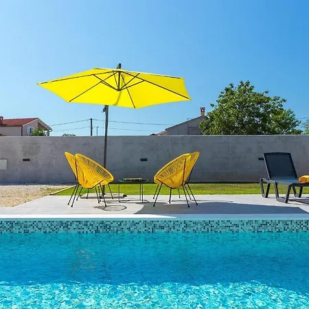 بيت للعطل 4 Bedroomstunning In بولا