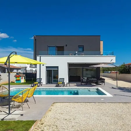 4 Bedroomstunning In * بولا