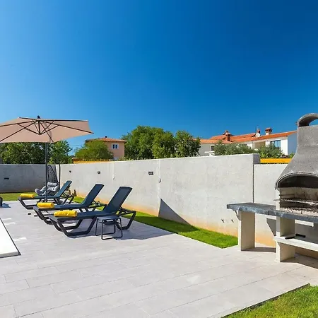 4 Bedroomstunning In بولا